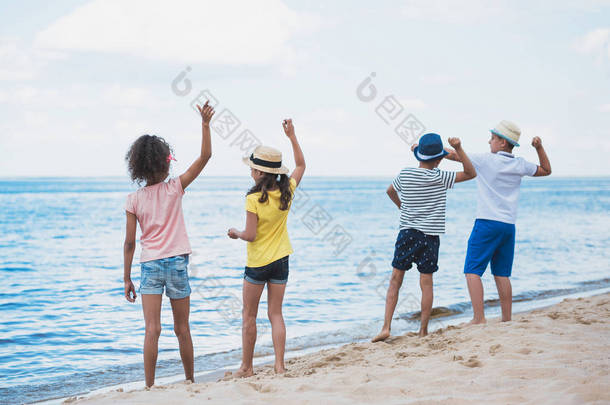 孩子们在海边扔石头