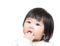 亚洲婴儿吮吸手指在嘴里