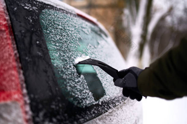 旅行前，用刮冰刀清洗<strong>雪</strong>地后车窗。 人把冰从汽车后窗刮胡器上移开. 冬季<strong>雪</strong>天，男用手用特殊工具清洗汽车.