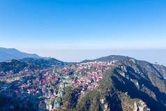 中国著名旅游胜地绿山风景的航拍图