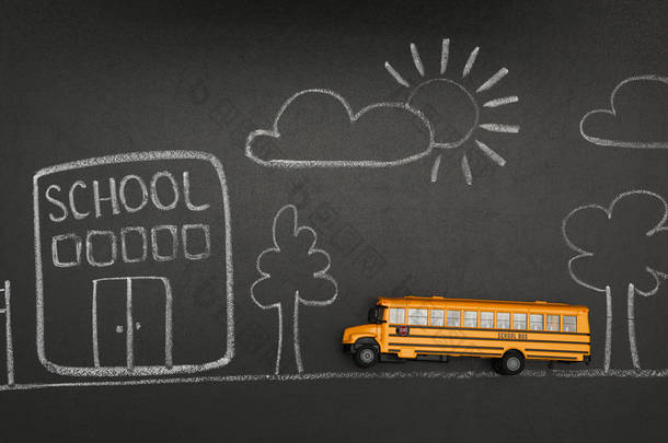 黄色校车和黑板上的学校图纸，顶视图。 学生的交通