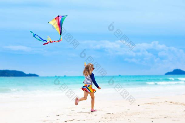 带风筝的孩子。孩子们玩。家庭海滩度假酒店.