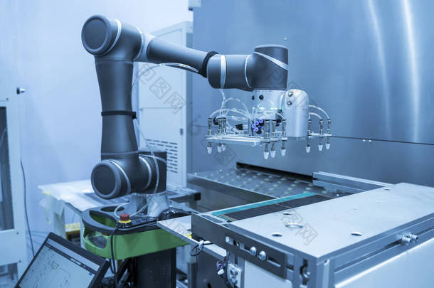 计算机<strong>电路板</strong>与机械臂的机器装配自动化，智能工厂工业4.0概念.