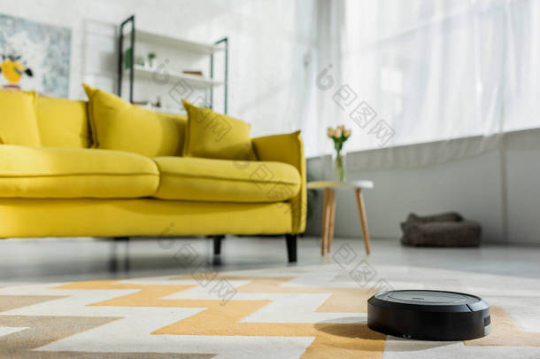 客厅沙发附近机器人吸尘器洗涤地毯的选择焦点 