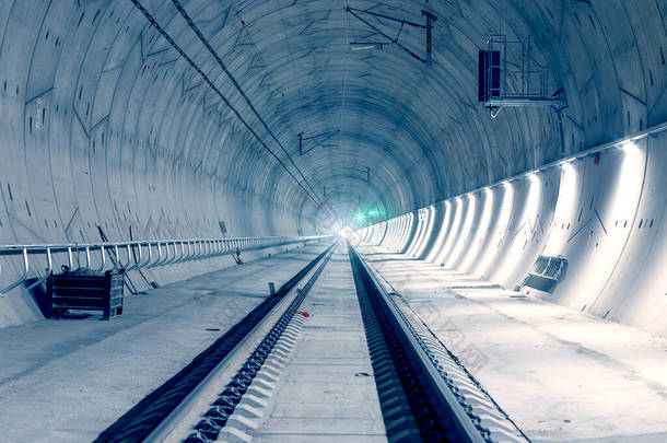 现代<strong>铁路</strong>隧道与绿色信号灯。Ejpovicke tunely / Ejpovice隧道。现代技术.