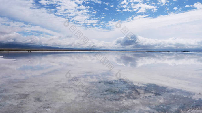 青海省卡卡盐湖秀丽壮观的风景