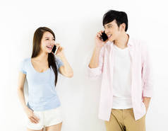快乐的年轻夫妇谈电话