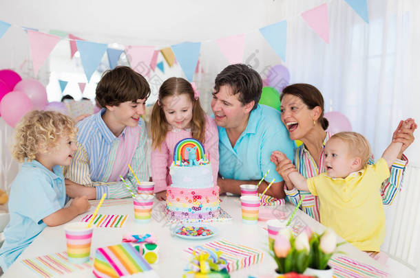 孩子们的生日聚会。家庭<strong>庆祝</strong>与蛋糕.