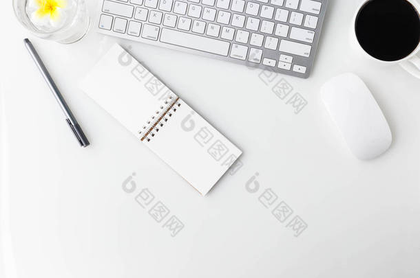 现代白色办公杯咖啡、 笔记本和其他用品，电脑笔记本桌子顶部。与复制空间白色背景上的顶视图。顶视图，平躺.