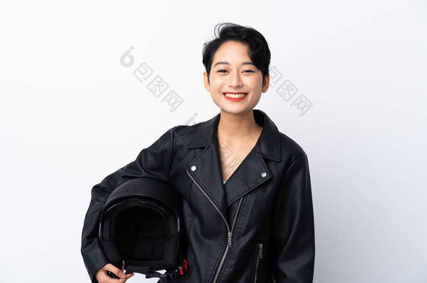 年轻的亚洲女孩戴着摩托车头盔，背负着孤独的白色背景，面带微笑
