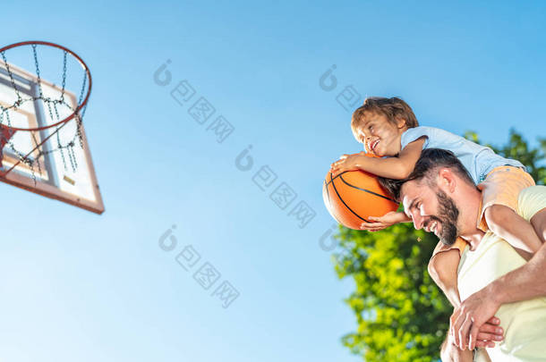 爸爸和儿子夏天打篮球