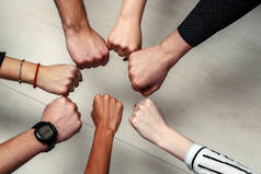 多元多民族群体团队精神.团队精神合作的概念.办公室工作人员的手在一个圈子里.