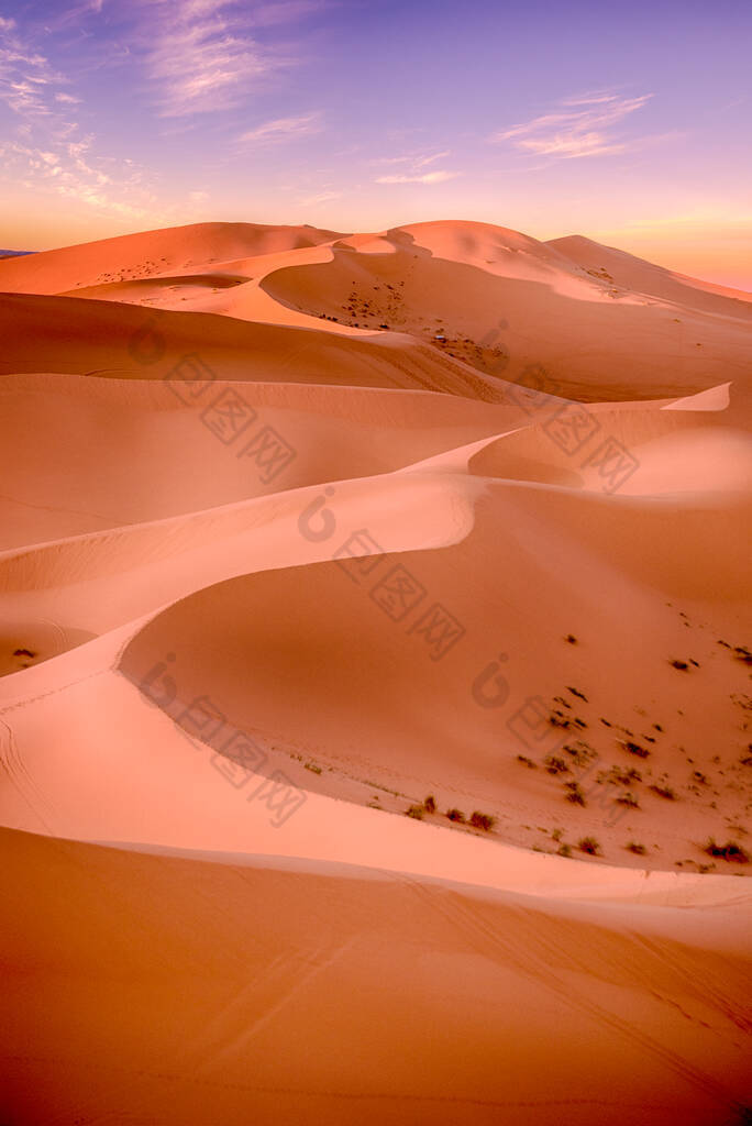 在沙漠中的日落全景。位于摩洛哥Merzouga附近的撒哈拉沙漠的Dunes Erg Chebbi 。美丽的沙滩，美丽的天空