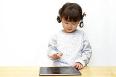 使用平板电脑的日本女孩 (4岁)) 