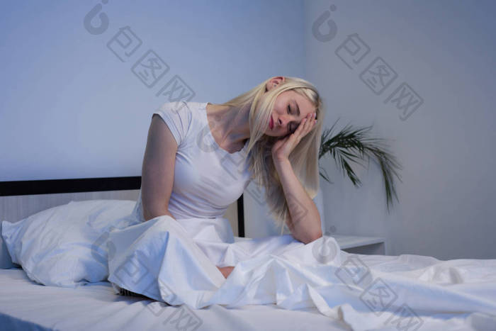 沮丧的女人在夜里醒来她精疲力竭忍受着痛苦图片-包图网企业站
