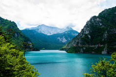 黑山美丽的 Piva 湖、山脉和云彩景观