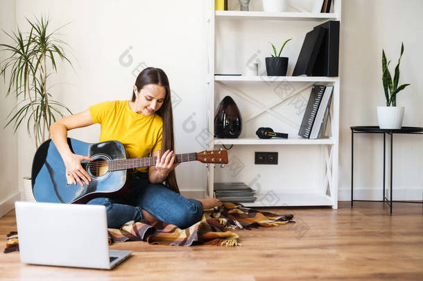 一个女人在看吉他演奏的视频<strong>教学</strong>