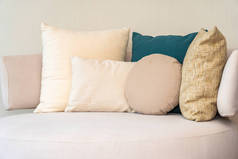 客厅室内装饰沙发上舒适的枕头