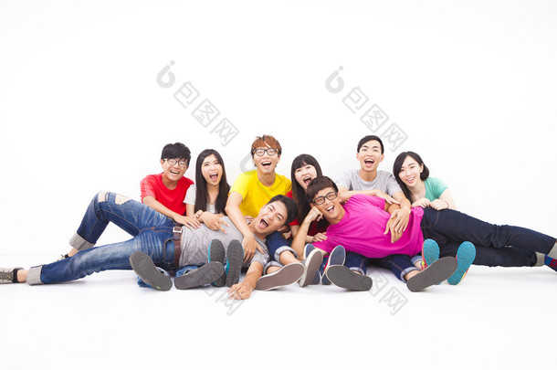 白墙坐在一起的快乐青年组