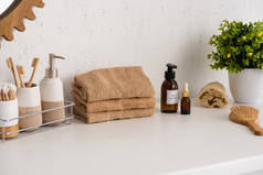 在浴室的毛巾、化妆品和花盆附近放有卫生用品的架子，零废物概念