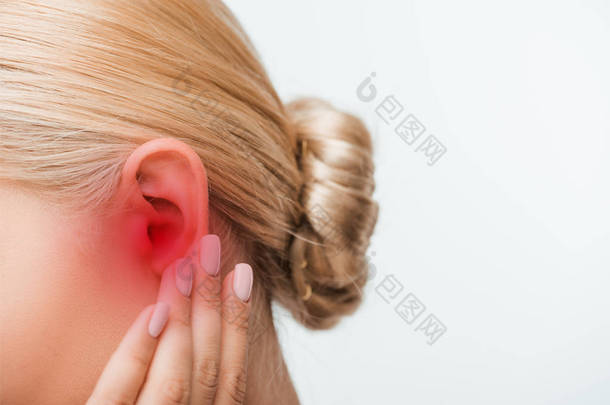 金发碧眼的女人触摸被白色隔离的发炎的<strong>耳朵</strong>的剪影 