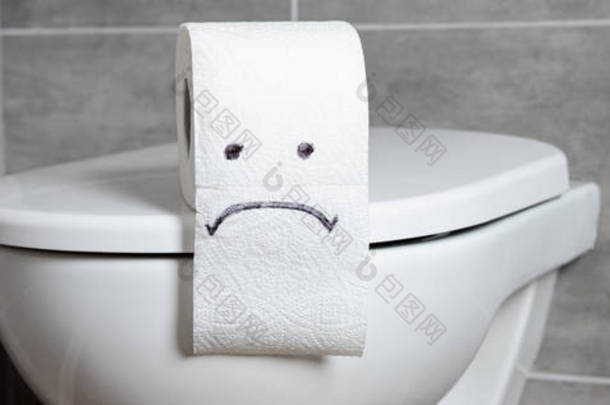 现代卫生间马桶上的卫生纸，带有悲伤情绪，全景镜头