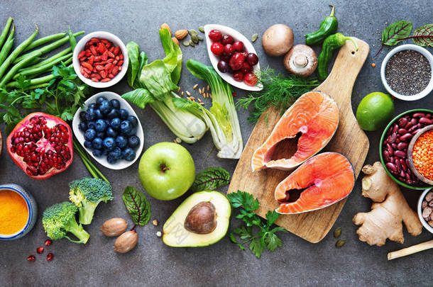 健康食物选择: 欧米茄3的食物来源和不饱和的油脂、果子、蔬菜、种子、<strong>保健品</strong>与高维生素 e 和膳食纤维, 五谷在灰色背景下