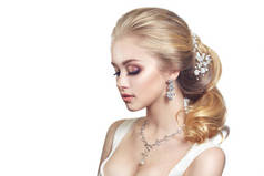 美丽的肖像, 一个可爱的金发美女与一个美丽的发型珠宝首饰.