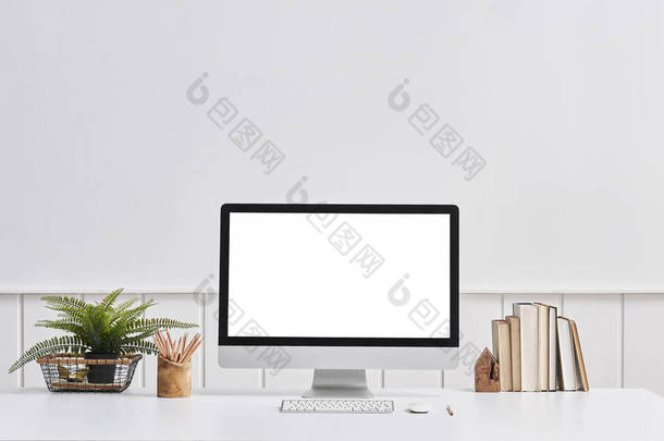 背景上隔离的现代桌面和计算机屏幕 