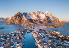 挪威罗弗敦群岛鸟瞰图。日落时的高山和大海。自然景观从空气在无人机。挪威在冬天时间