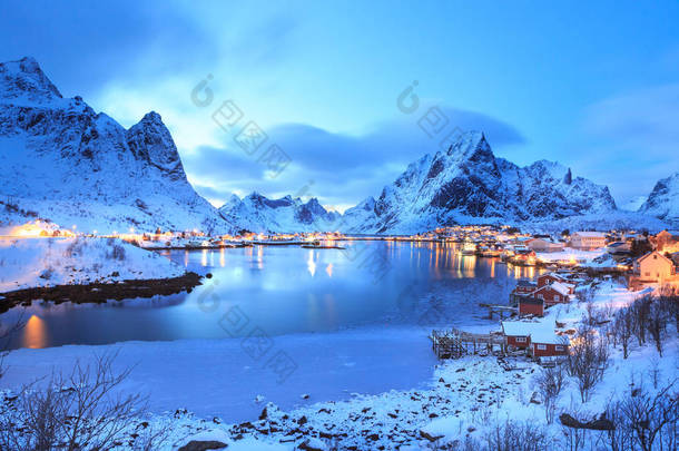 瑞尼的渔夫村在罗弗敦群岛上过夜, 挪威
