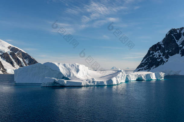 海上有冰山的南极景观