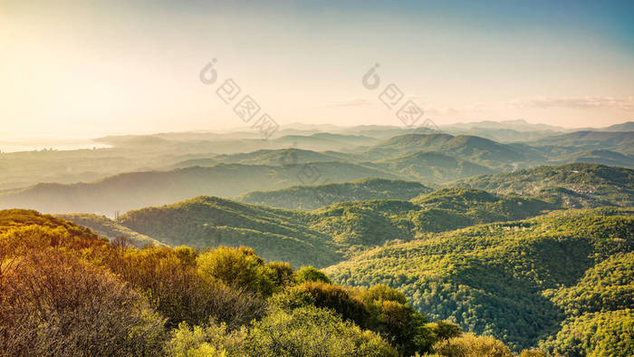 日落时分，阴霾中的山脉层。从俄罗斯索契阿洪山欣赏美景.