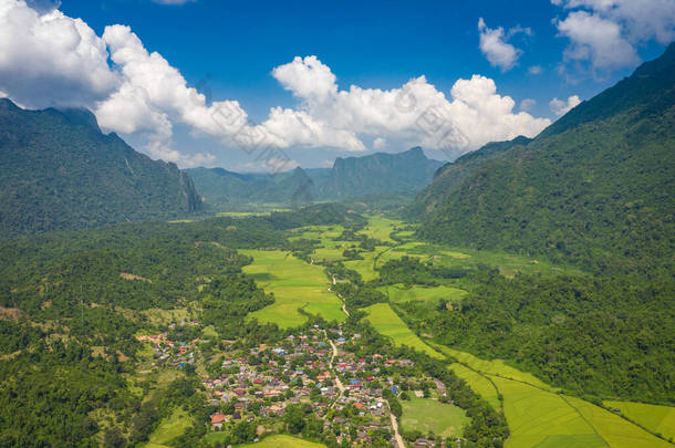 老挝Vang Vieng<strong>美丽风景</strong>的空中景观。 Southe
