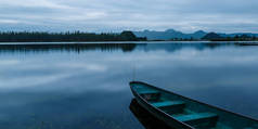 美丽的风景，有湖泊和小船