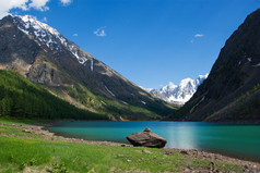 山下湖与山高背景中