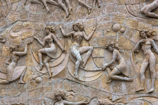 20世纪乌斯尔时代的舞蹈演员在修复俄罗斯阿纳帕的老酒店建筑外立面时, 保留了一个古老的浮雕。建筑立面上的古代浮雕