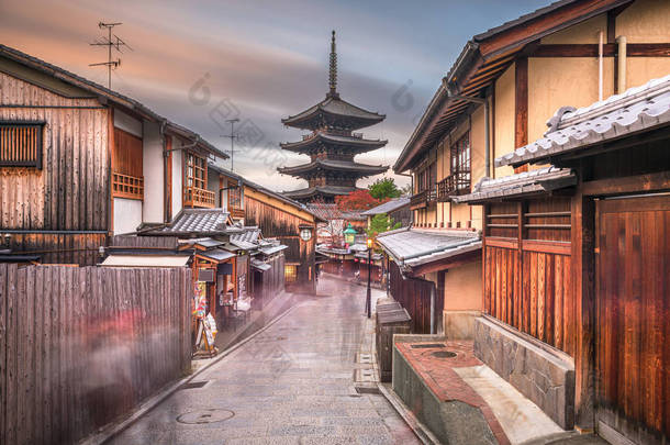 京都，日本老城街道在黄昏时分在平山地区.