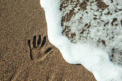 手在沙子上打印.