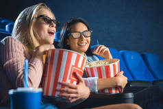 在电影院里一起看电影的3d 眼镜里的多民族女人