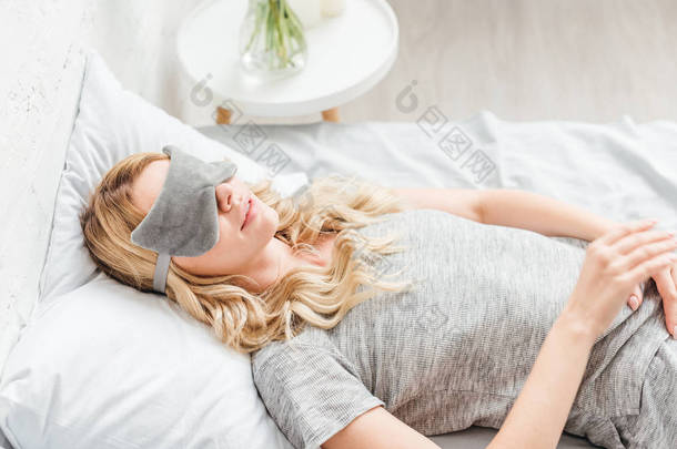 3.年轻女子戴着眼罩在家里睡觉 