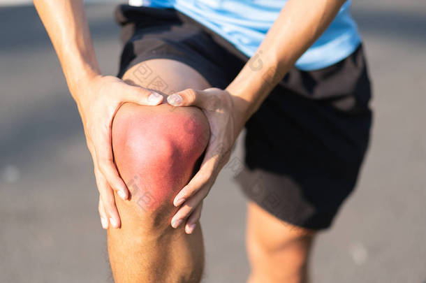 年轻的健身男子抱着他的运动腿受伤。训练时肌肉疼痛。亚洲跑步者在早上跑步和锻炼后膝盖疼痛和有问题。<strong>体育</strong>和健康的概念