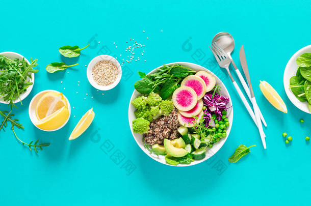 素食饭碗，配上桂皮、黄瓜、绿豆、萝卜、罗密欧和红菜、鳄梨、菠菜和牛油菜沙拉、健康饮食、素食理念、蔬菜排毒和抗氧化<strong>食品</strong>
