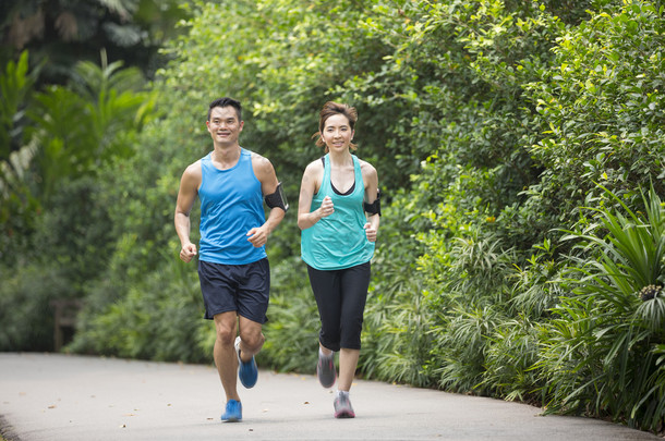 亚洲男人和女人户外跑步