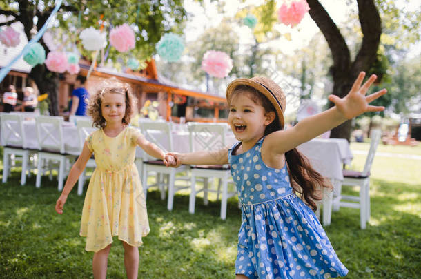 夏天小女孩在花园里跑来跑去庆祝生日的概念.