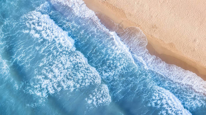 海滩和波浪从顶部看法。在阳光明媚的日子里, 豪华的空中风景。夏季海景从空气。从无人机的最高视图。旅游理念与理念