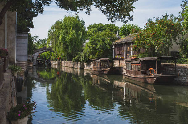 中国南山老城的中国房屋和船只
