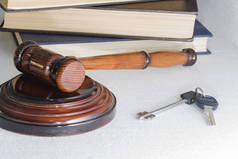 判断锤子和房子钥匙在轻的背景。物权法的概念。房地产销售.