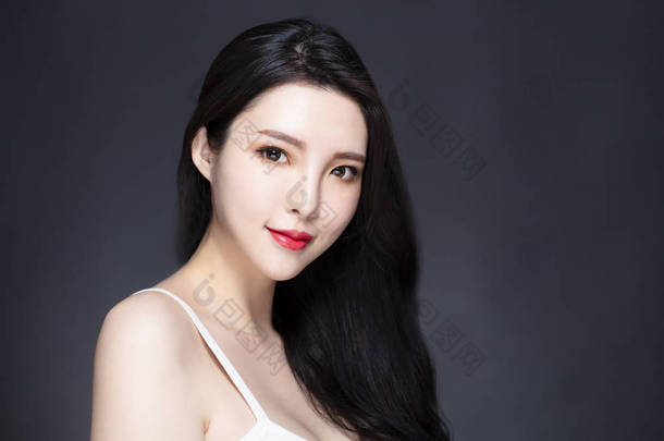 年轻的亚洲美女化妆和长发