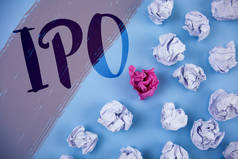 显示 Ipo 的记录。商业照片展示首次公开发售公司第一次上市时, 被提供给公众书面的背景皱巴巴的纸球在它旁边.